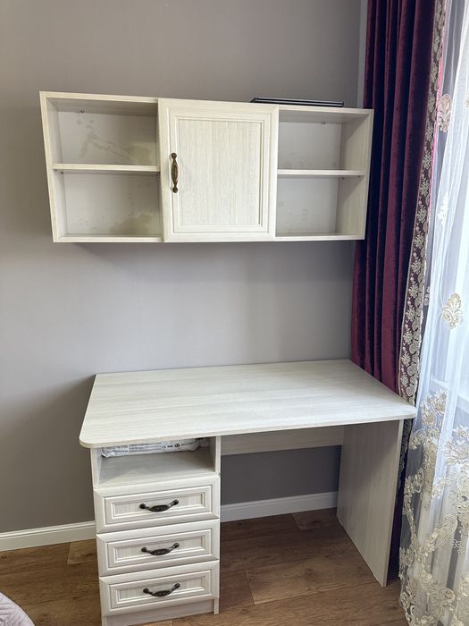 Продам стол письменный и верхний шкафчик в хорошем состоянии