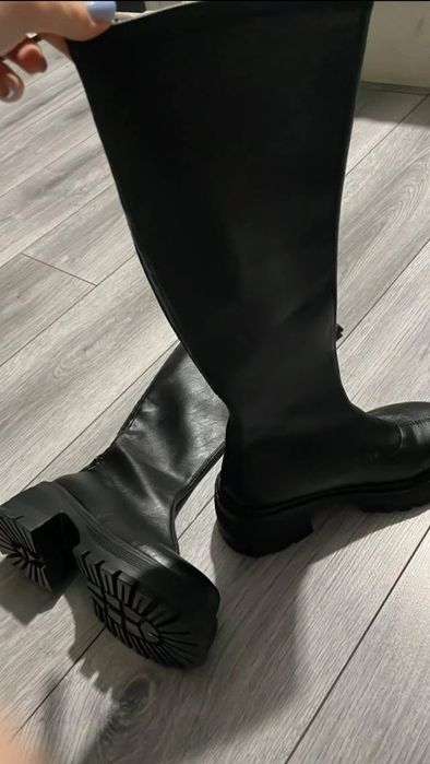 Cizme negre tip combat, talpă groasă, stare foarte bună