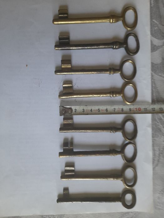 Стари ключове за брави,стенни и др. часовници