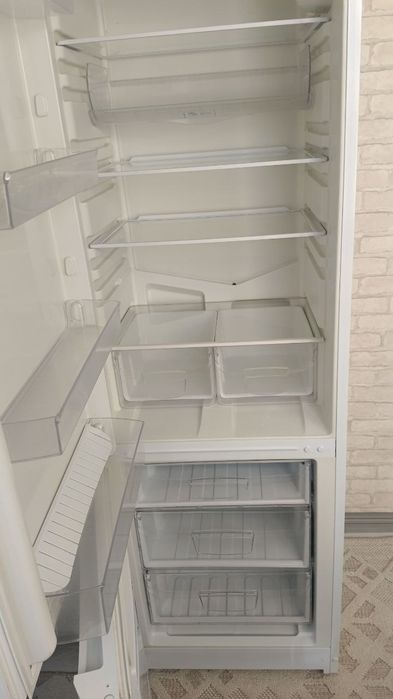Холодильник indesit. В хорошем состоянии , цена 150$