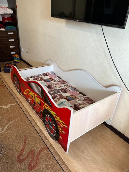 Кровать-машина для маленького гонщика