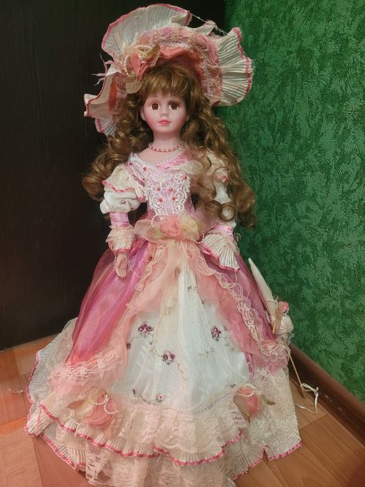 Продам фарфоровая куклу