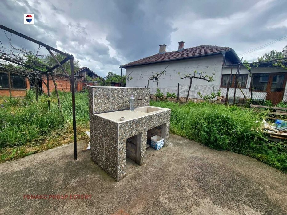 Селска къща за продажба в с. Червена вода