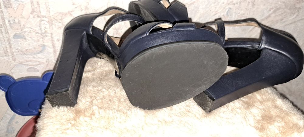 Продам босоножки