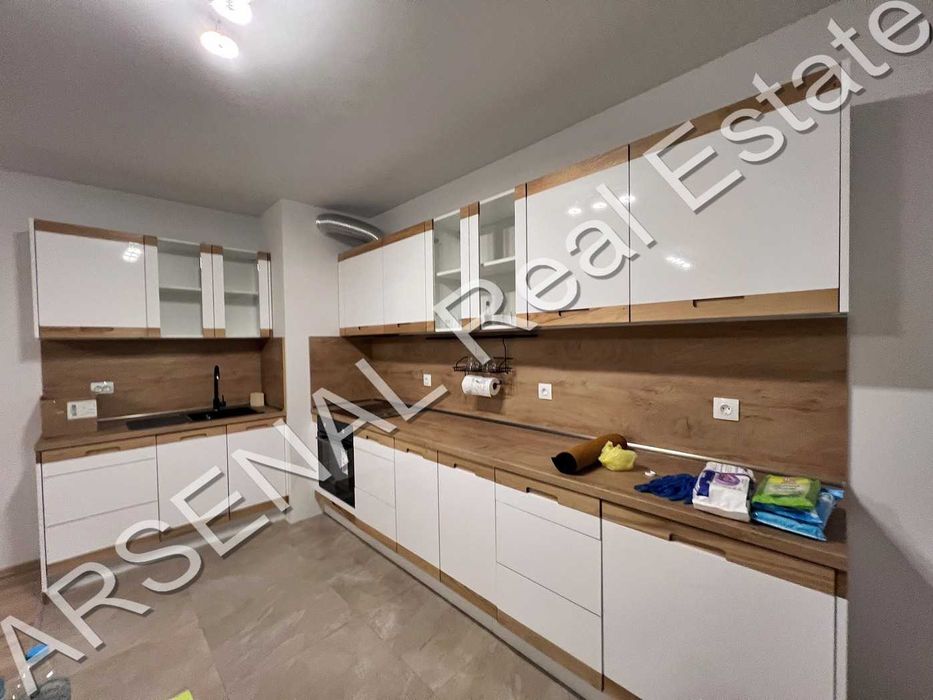 Полуобзаведен тристаен апартамент под наем, Център