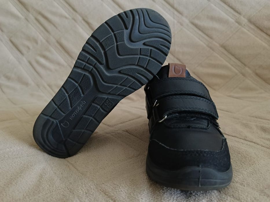 Продам детские школьные туфли