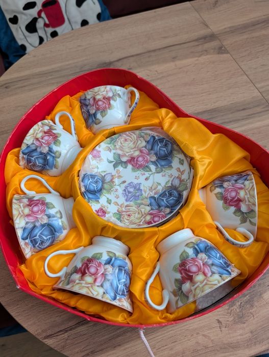 Продам красивый чайный сервиз