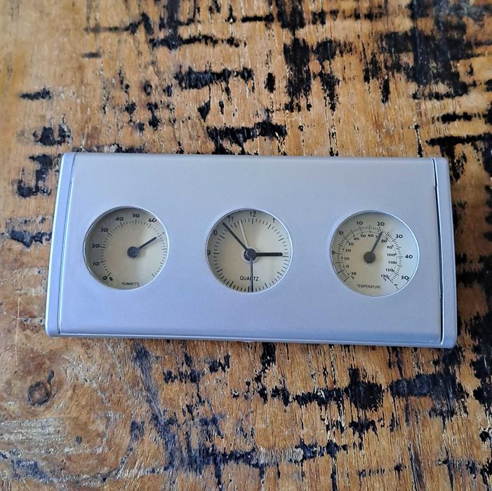 часовник, термометър, хидрометър за бюро