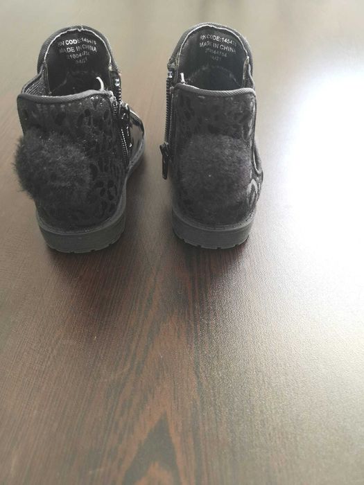 Лачени черни боти с детайл помпон от колекция на Primark. 20/21 номер