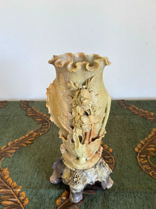 Vază sculptată (steatit), decor floral