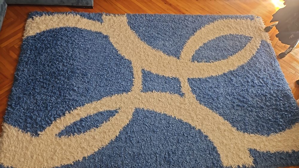 Vând covor albastru cu alb