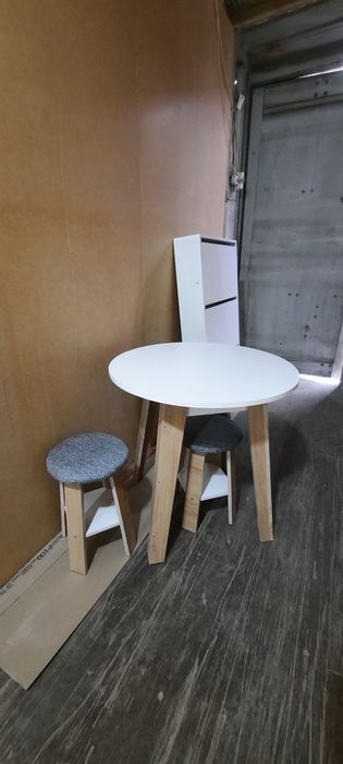 Продам круглый стол.