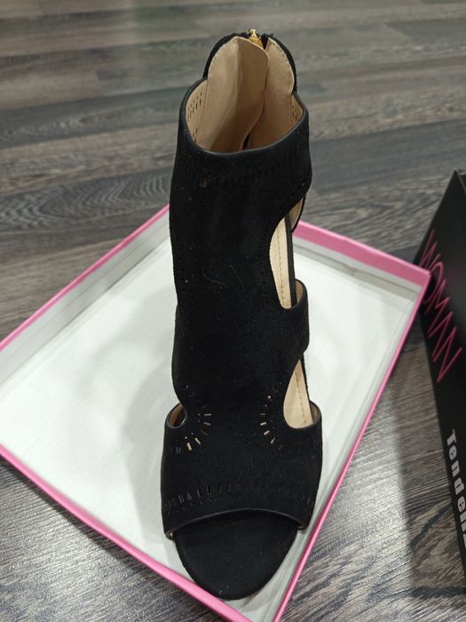 Дамски сандали със ток