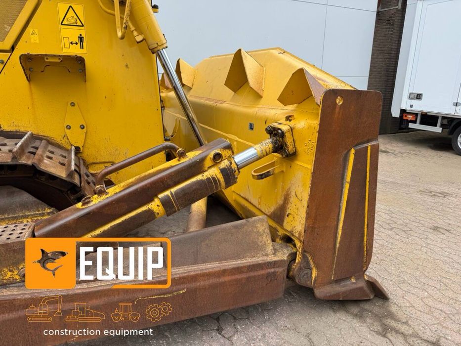 Komatsu D155AX-8 бульдозер