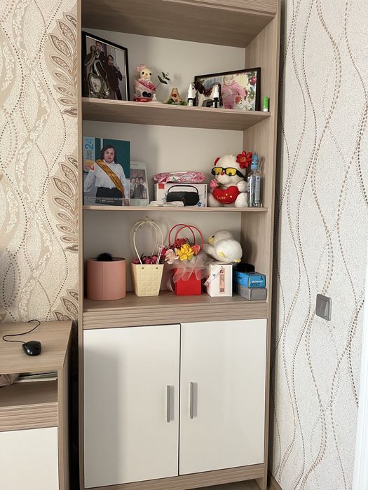 Киім шкафы мен компьютер үстелі сатылады