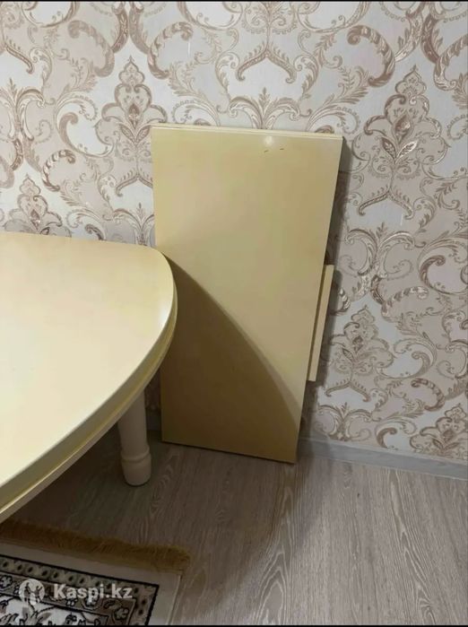 Продам стол для гостиной.