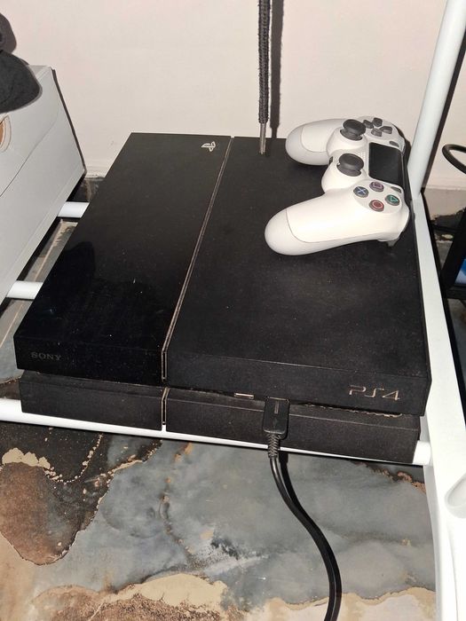 Vand ps 4  in stare buna