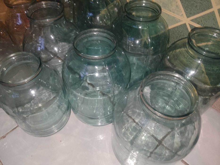 ПРОДАМ БАНКИ СТЕКЛЯННЫЕ 2-х и 3-х литровые ! Чистые ! Б/у. Прозрачные.