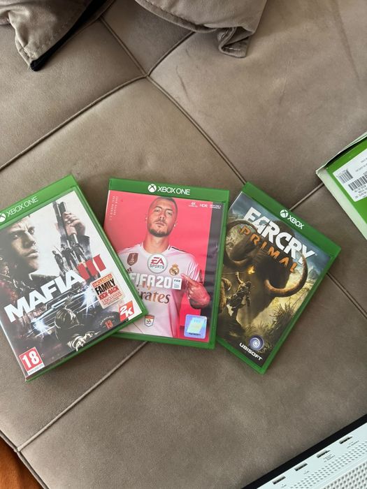 se vinde Xbox One S 1TB