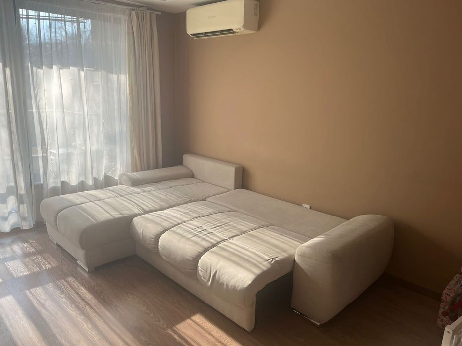 Диван бежов с 8 възгавници