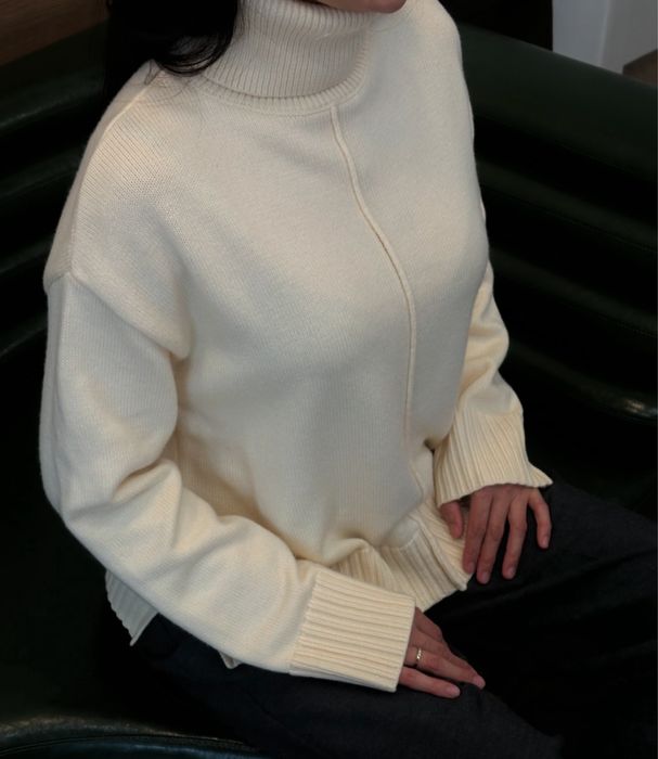 Стильный свитер с шерстью