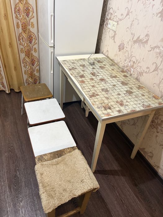 Срочно стол стулья