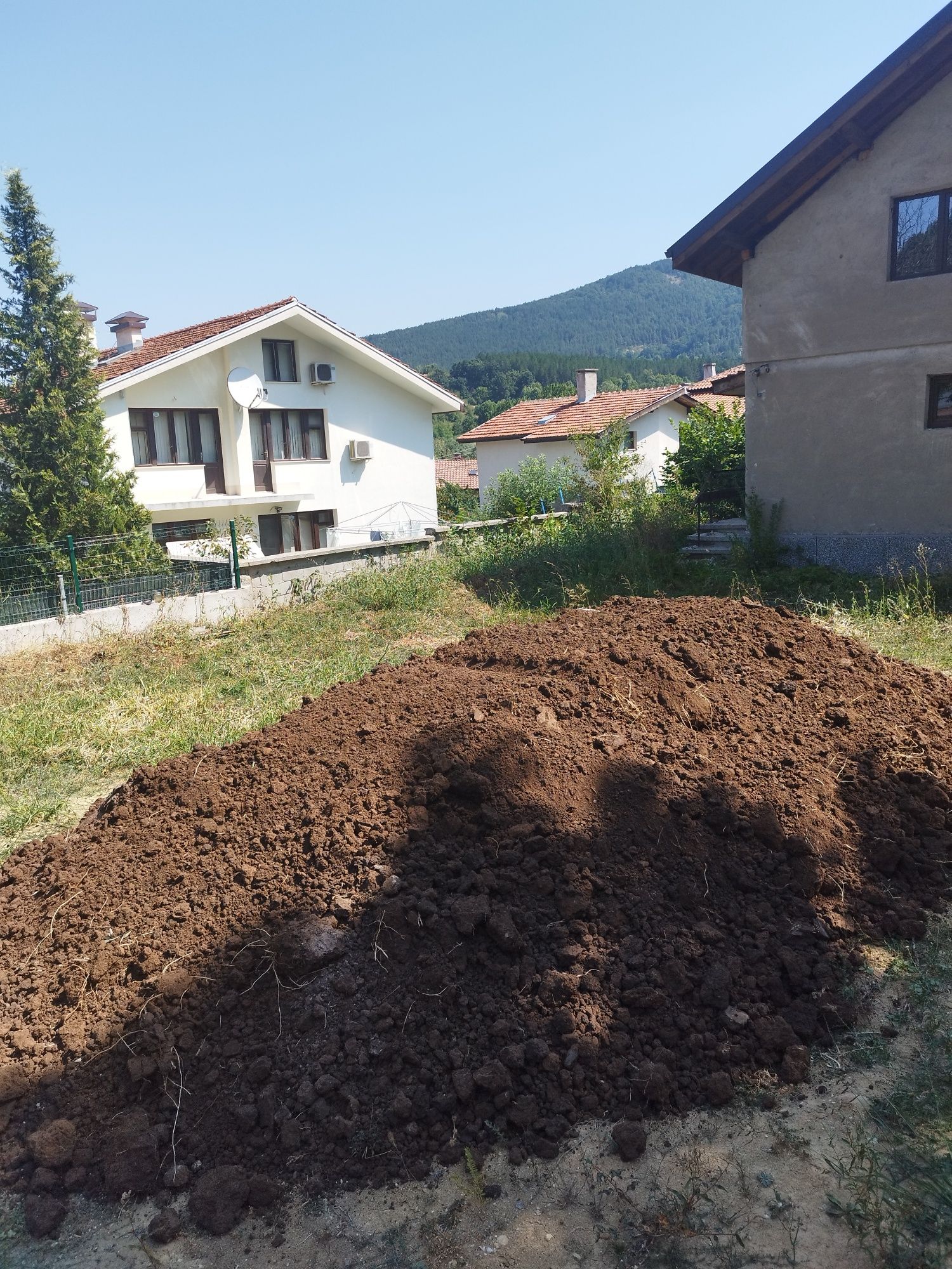 Земя, почва, хумус. Плодородна гр. Перник Бела вода • OLX.bg