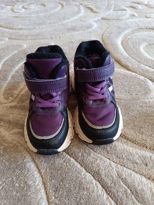 Продам утеплённые ,облегченные кросовки