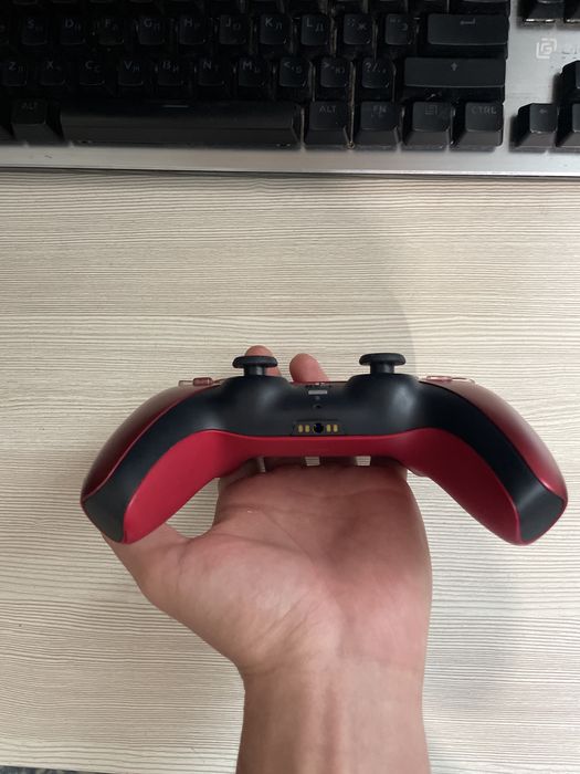 Продам оригинальный джойстик от Ps5