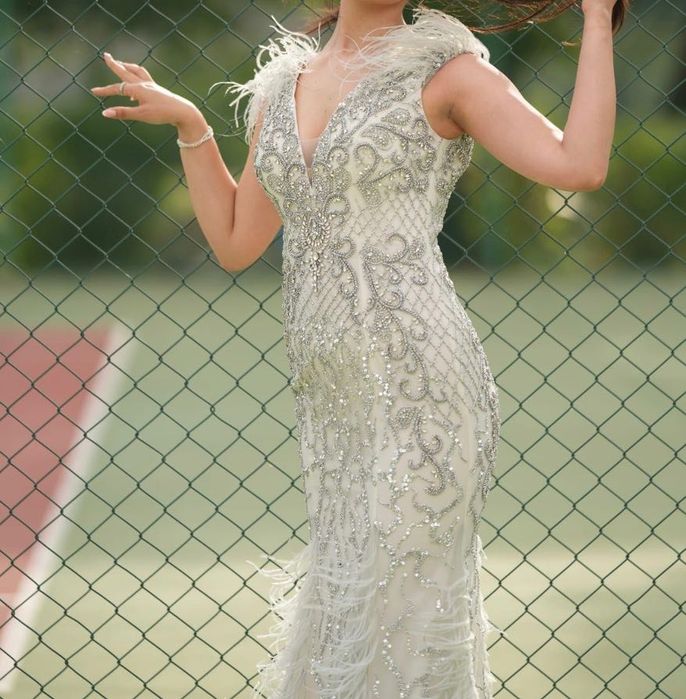 Елегантна официална рокля, идеална за балове, сватби или фотосесии.