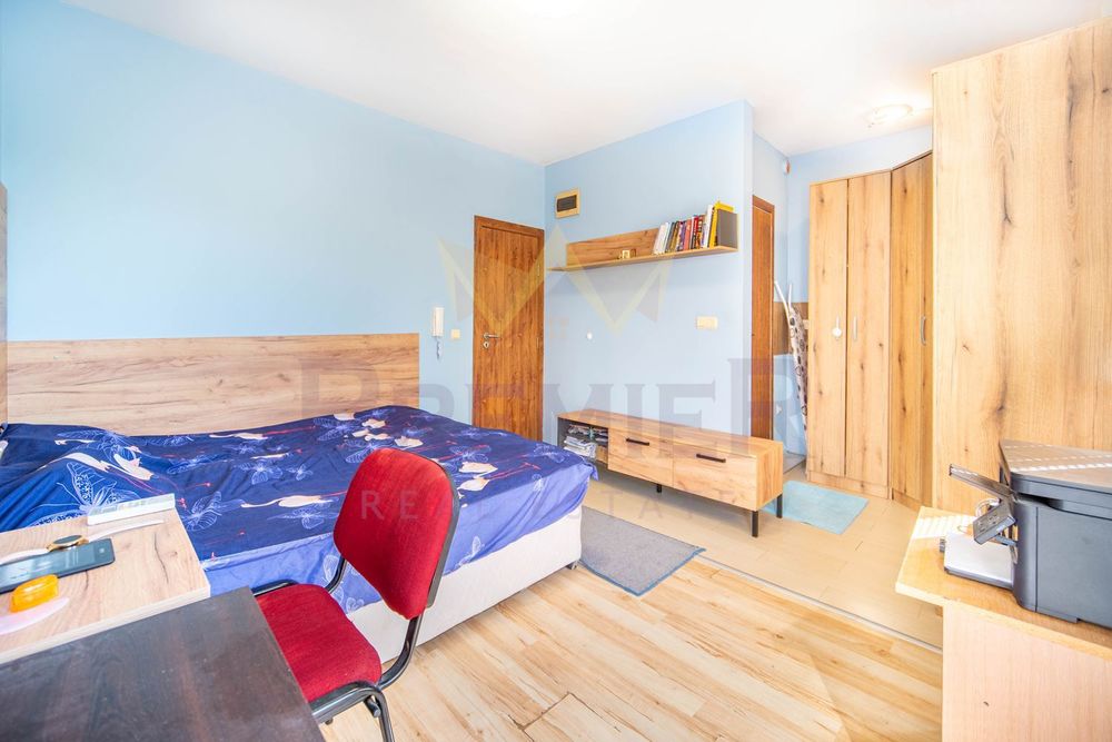 Многофункционална къща с осем апартамента подземен паркинг и морска п