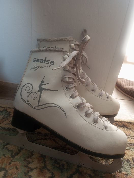 Коньки где то 38-39 размер для девочки