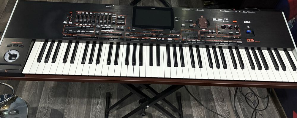 Vând korg pa4x in stare impecabila