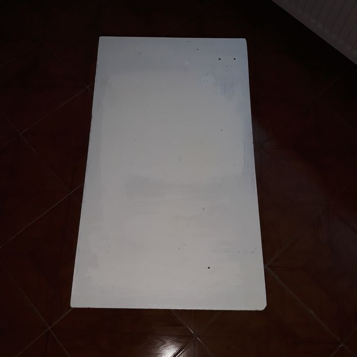 Măsuță albă din lemn