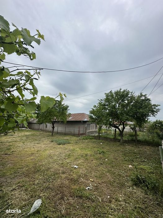 Casă bătrânească de vânzare și teren cu utilități