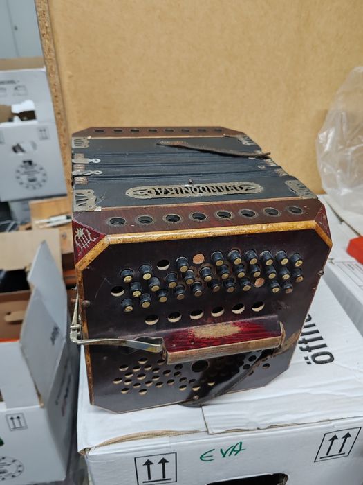 Vând acordeon foarte vechi