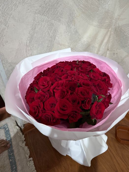 Красивый букет из 51 красных роз