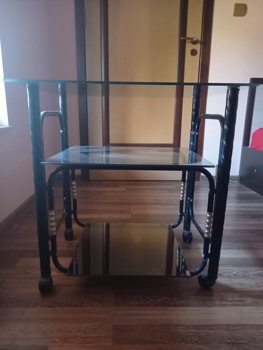 Стъклена масичка с колелца