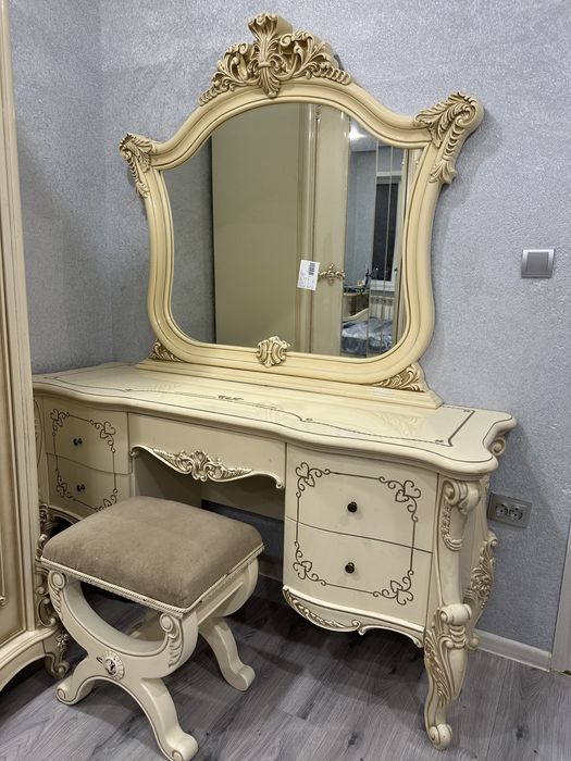 Продам комод с зеркалом и пуфик