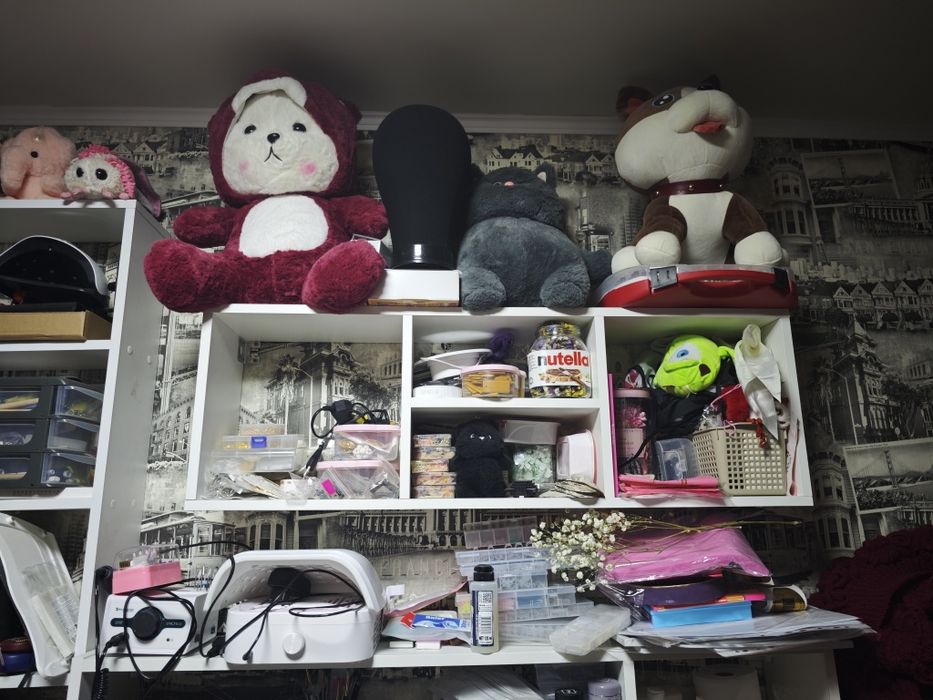 Продам школьный стол, настенные полки