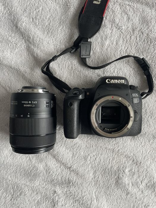 Canon EOS 77D + Obiectiv 18-135mm Nano USM + 2 filtre Hoya + accesorii