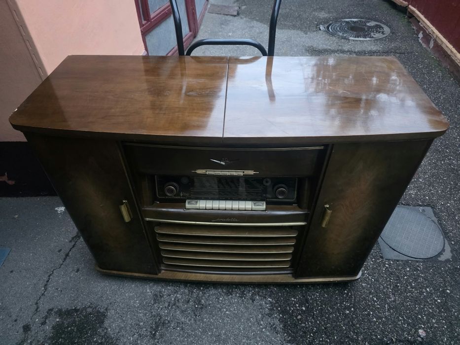 Comoda vintage cu radio, magnetofon si pickup