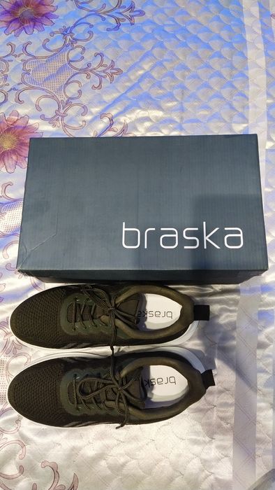 Кроссовки фирменные