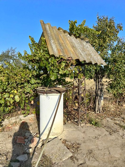 Casa cu curte. Canalizare si baie