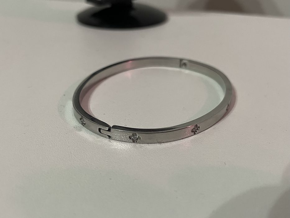 браслет  серебрянный цвет.