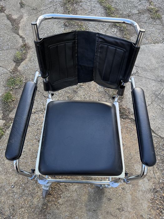 Тоалетен инвалиден стол