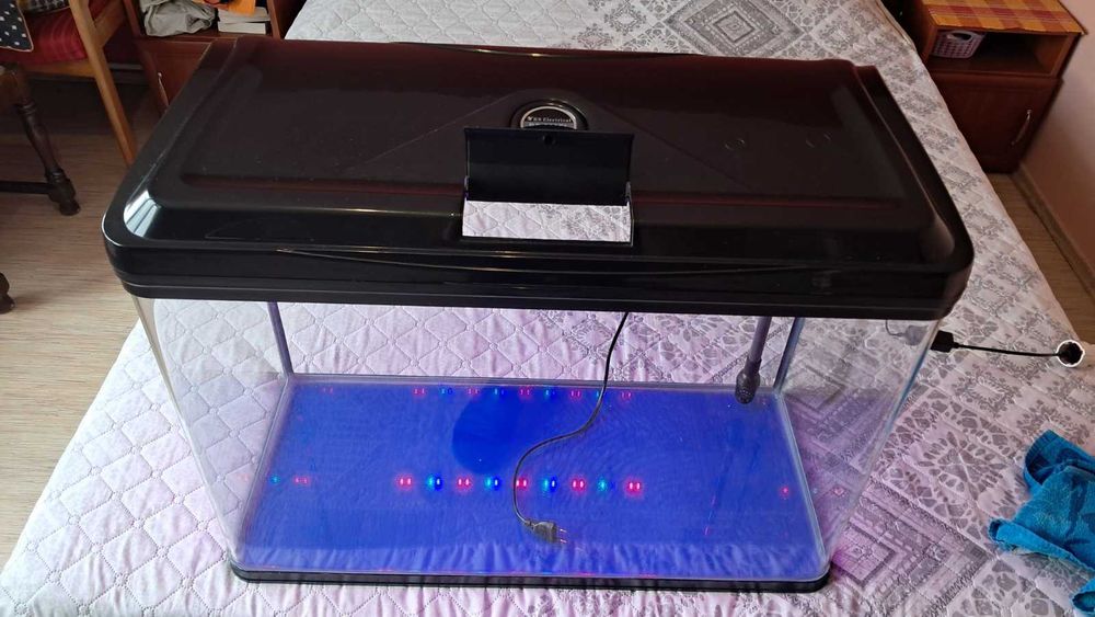 Продавам аквариум с капак грунд и нагревател .128л