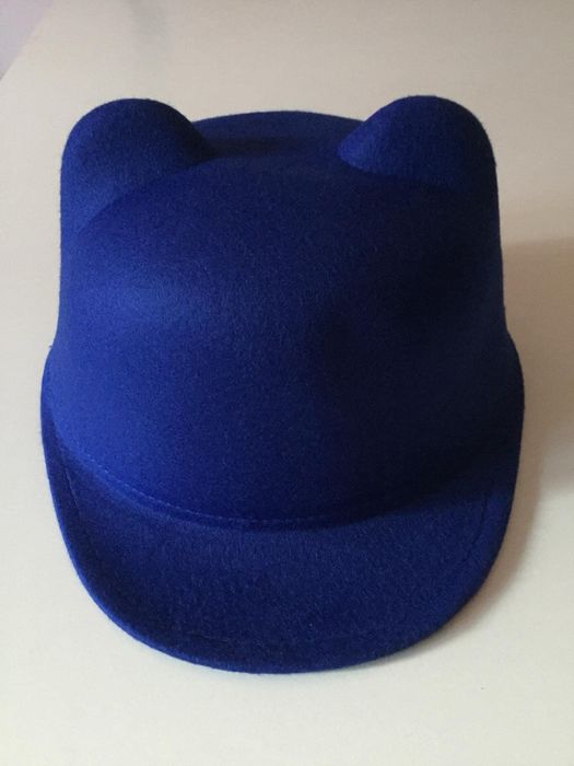 Нови шапки с ушички и козирка в червено и синьо с шнур за стесняване