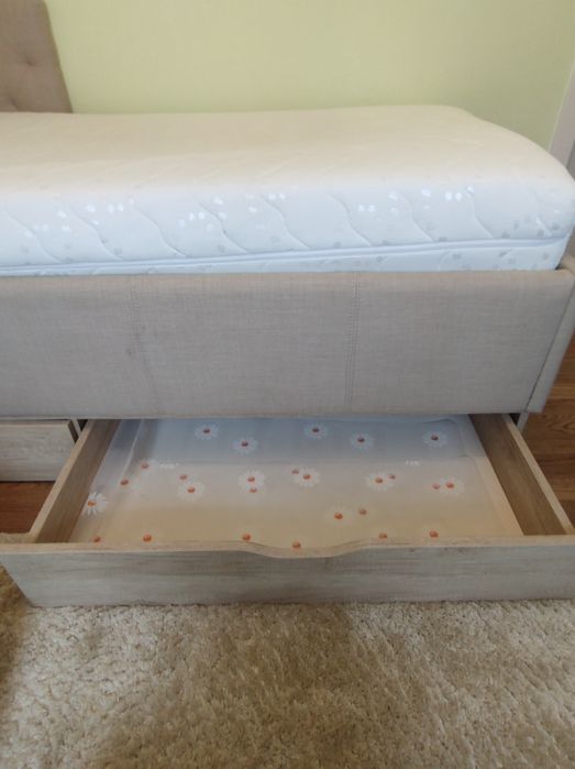 Единично, тапицирано легло