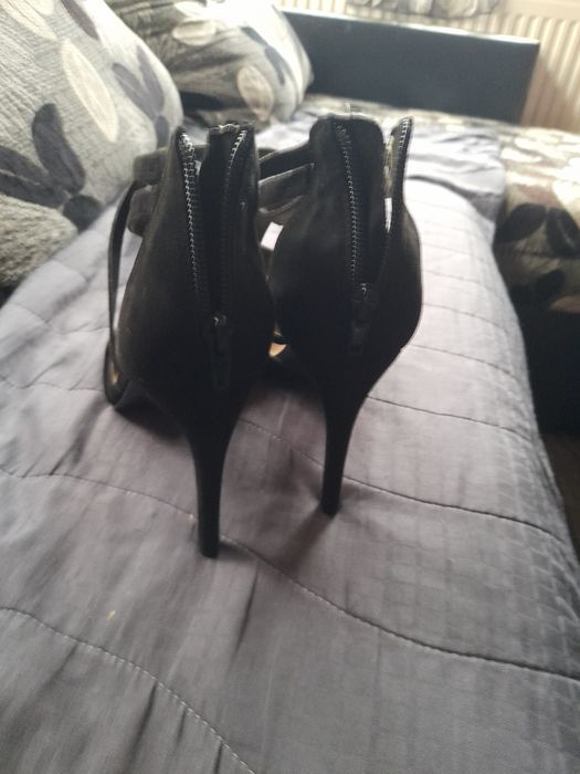 Нови дамски обувки на висок ток